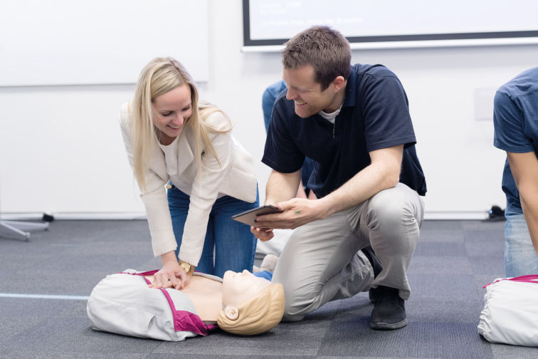 Kurs in Herzdruckmassage , Herz-Lungen-Wiederbelebung vom vom Swiss Resuscitation Council anerkannt