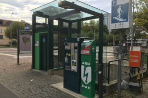 Sichere robuste Outdoor Säule und Box für AED im öffentlichen Raum mit RFID und Badge Öffnung