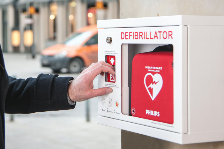 Öffentlich zugängliche Defibrillatoren in Schrank
